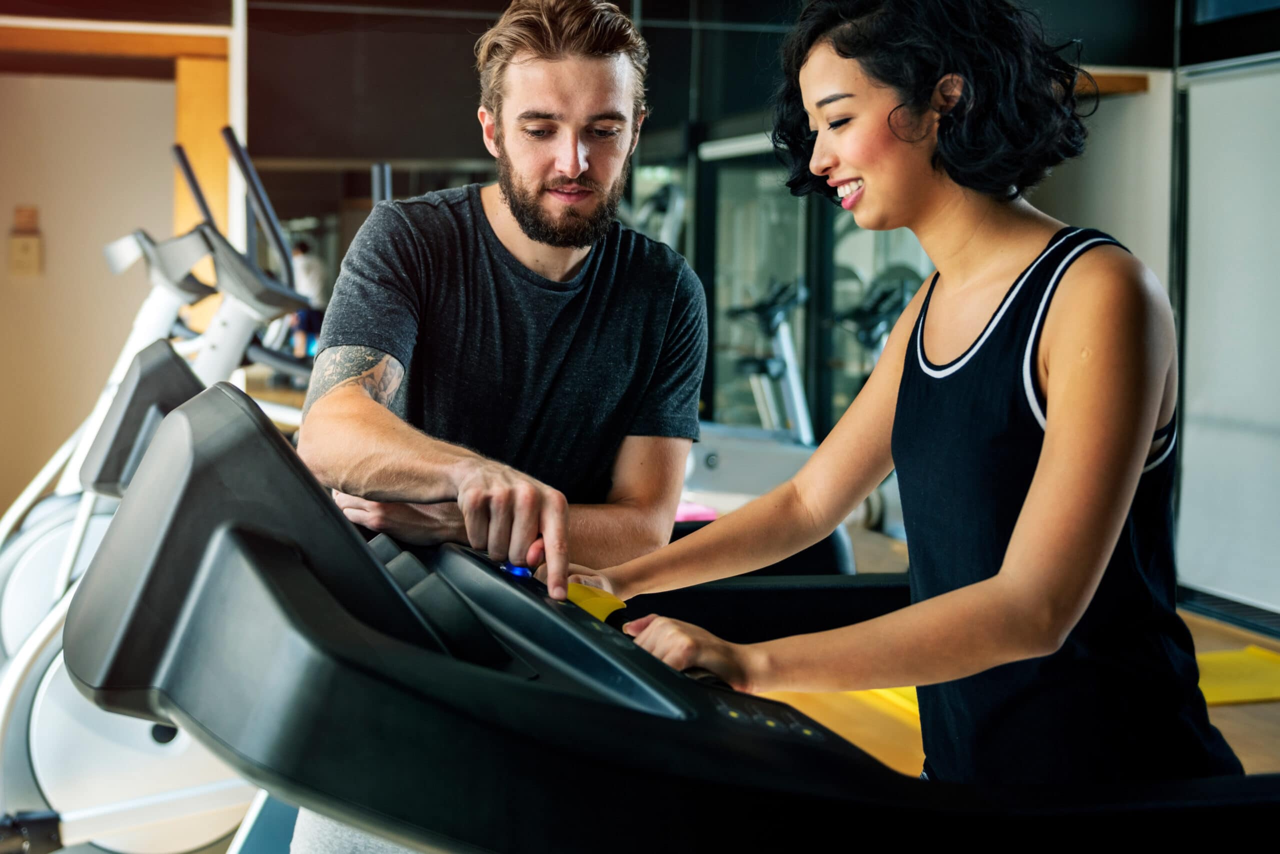 couple-working-out-together-at-the-gym-Rehabilitation Physiotherapy